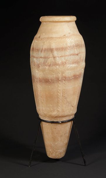 null ? JARRE À MOTIF CORDÉ.
Égypte, Époque Thinite - IIIe dynastie.
Grand vase fusiforme...