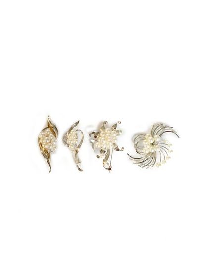 null 

MIKIMOTO (ATTRIBUÉ À)

Lot de 4 broches en argent, or jaune 18K (750) et perles...