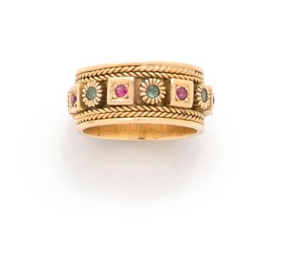 null 

Bague large-anneau en or jaune 18K (750) sertie de rubis et d' émeraudes alternés...