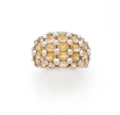 null 

Bague bandeau en or gris 18K (750) ornée de quatre rangs de citrines de poids...