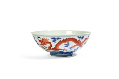 null BOL en porcelaine blanche décorée en bleu et rouge de fer sous couverte de dragons...
