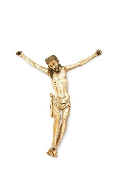 null GRAND CHRIST EN IVOIRE SCULPTÉ avec rehauts de polychromie. Tête inclinée vers...