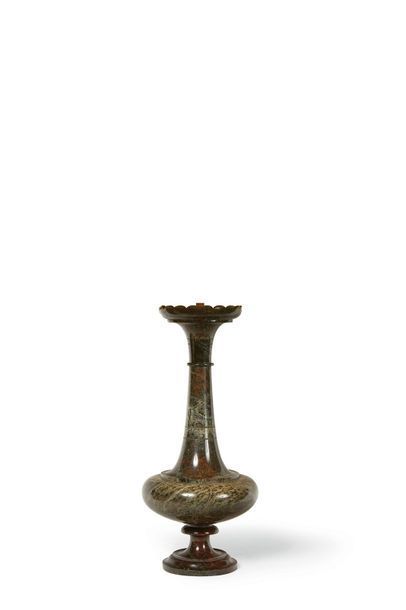 null PAIR OF BALUSTRY LAMP FEETS IN SCOTLAND
SERPENTINE Circular pedestal. Scalloped...
