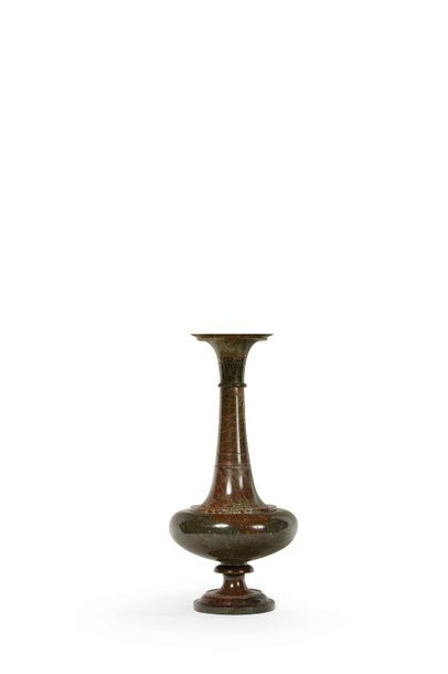 null PAIR OF BALUSTRY LAMP FEETS IN SCOTLAND
SERPENTINE Circular pedestal. Scalloped...