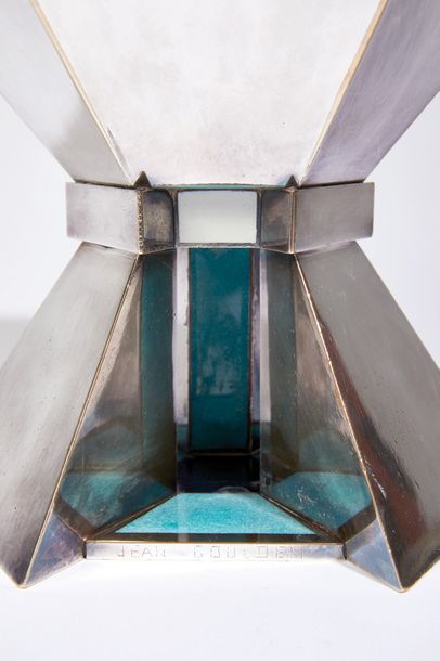 JEAN GOULDEN (1878-1947) Rare coupe de forme hexagonale. Bronze argenté, émail champlevé....
