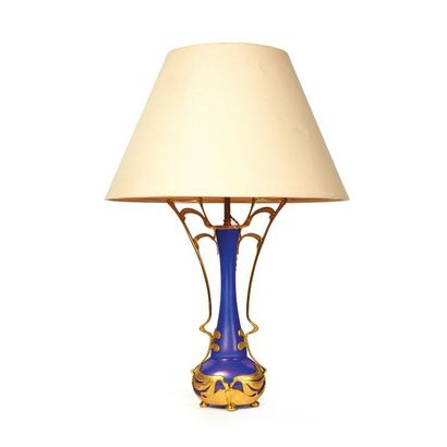 TRAVAIL ART NOUVEAU Vase mounted as a lamp.
Blue opalescent lens and gold metal frame.
Around...