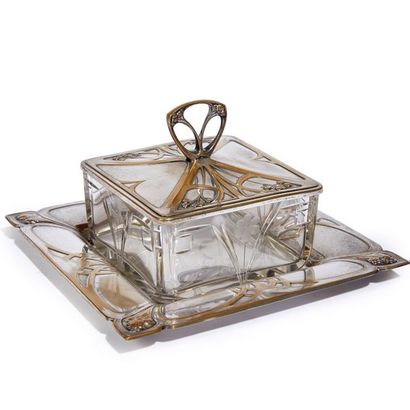 TRAVAIL ART NOUVEAU Covered box on its display.
Glass and metal.
Around 1900.
H_9...