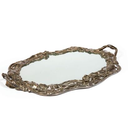 TRAVAIL ART NOUVEAU (XXe SIÈCLE) Especially oval table Silver plated pewter, mirror...