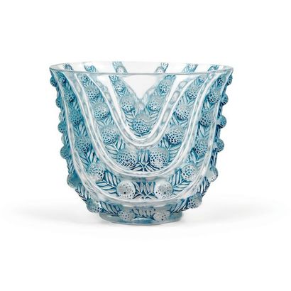 RENE LALIQUE (1860-1945) Vase modèle “Vichy”.
Verre moulé pressé.
Signé “R.Lalique”.
Vers...