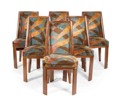 TRAVAIL ART DECO Suite de six chaises.
Velours et bois.
Vers 1930.
H_88 cm L_44 cm...