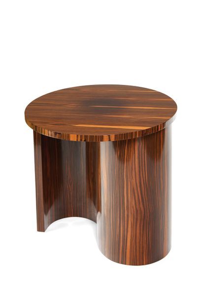 Travail Français (XXe siècle) Small low circular table in wave.
Macassar ebony veneer.
Around...