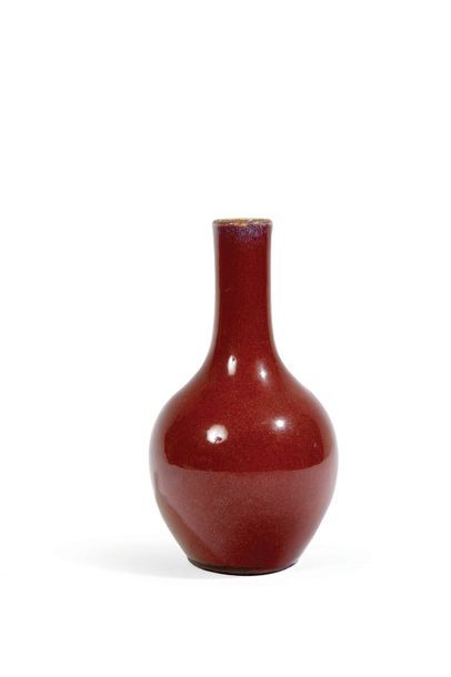 null VASE EN GRÈS ÉMAILLÉ rouge sang de boeuf.
Chine, XXe siècle.
H_21,6 cm