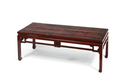 null TABLE BASSE RECTANGULAIRE en bois laqué rouge.
Dans le goût chinois, vers 1900...