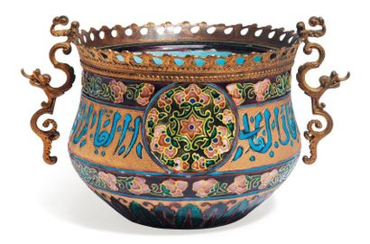 Jules Vieillard et Cie, Bordeaux (1845-1895) Cache pot en céramique à décor moulé...