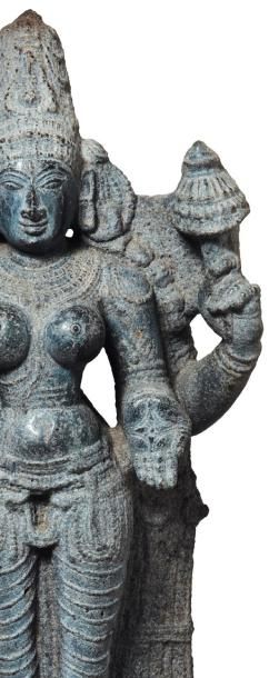 null Stèle en granite, Lakshmi debout à quatre bras, les mains originales ornées...