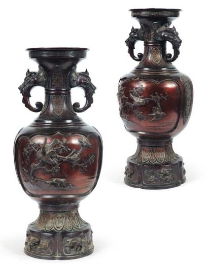 null Importante paire de vases en bronze à patine brune à décor en relief d'oiseaux...