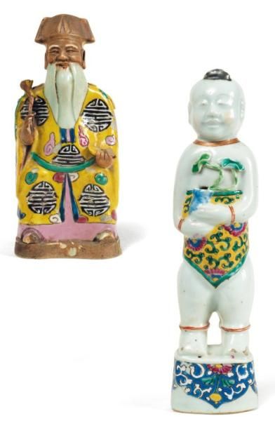 null Deux statuettes en porcelaine émaillée polychrome, l'un d'un Hoho debout tenant...