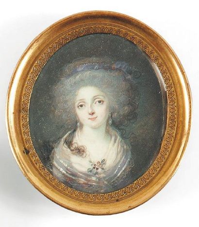 Ecole française, vers 1780 Portrait de jeune femme au châle de linon blanc, un ruban...