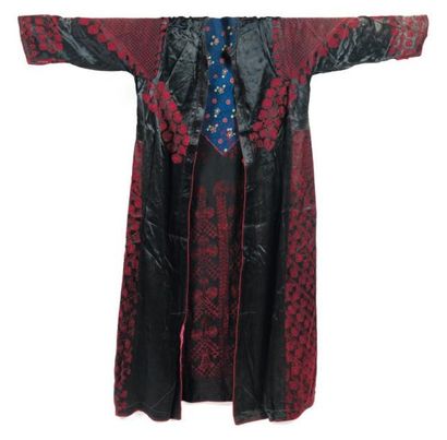 null Caftan de fête, en rayonne noir brodé de soies grenat de motifs floraux et géométriques...