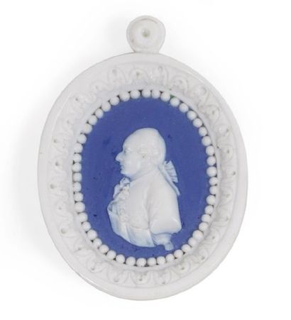 null MÉDAILLON OVALE PENDENTIF en biscuit de porcelaine façon
Wedgwood, orné du profil...