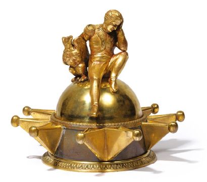 null GROUPE en bronze doré figurant l'empereur Napoléon Ier assis sur un dôme demi-sphère...