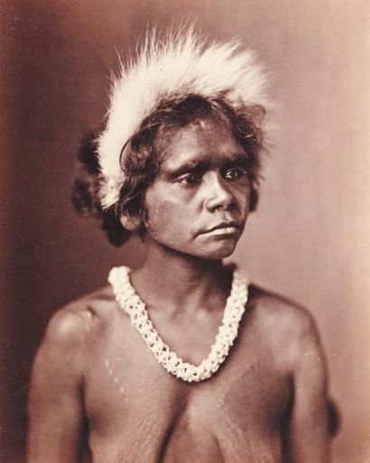 JOHN WILLIAM LINDT Portrait d'aborigène avec coiffe en fourrure Vers 1873 Tirage...