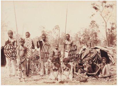 HENRY KING Famille aborigène du Queensland Vers 1885 Tirage albuminé monté sur carton....