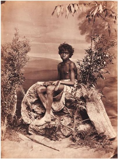 JOHN WILLIAM LINDT Jeune aborigène en studio, Australie Vers 1873 Tirage albuminé...