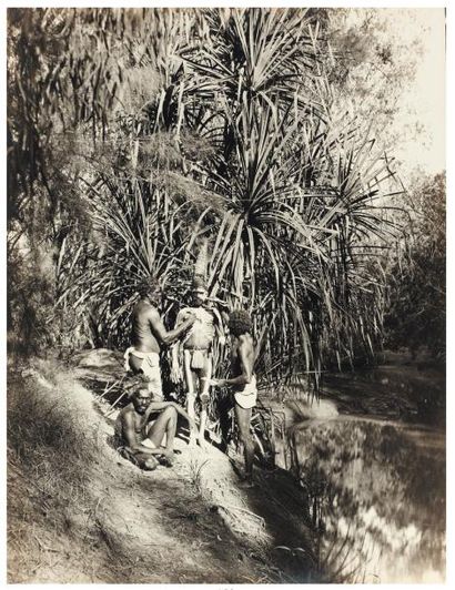FRANK HURLEY Aborigènes se préparant pour le Corroboree, Australie Vers 1920 Tirage...