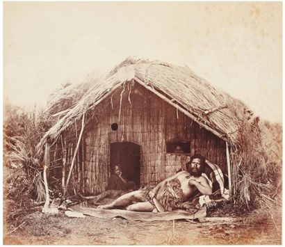 HERBERT DEVERIL Chef maori devant sa case, Nouvelle-Zélande Vers 1870 Tirage albuminé...