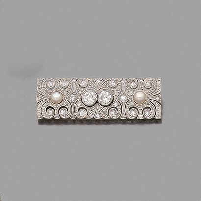  Broche plaque rectangulaire en platine et or gris 14K (585), ciselée et ajourée...