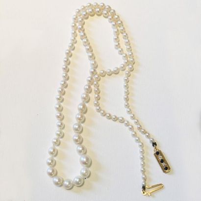 Necklace a row of falling cultured pearls,...