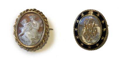 null 18K (750) yellow gold set comprising a cameo brooch representing
Venus and Cupid,...