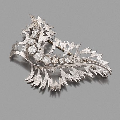 18K (750) white gold brooch chased and openworked...
