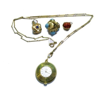 null Lot de trois pendentifs en or jaune 18K( 750) sertis de turquoise, corail et...