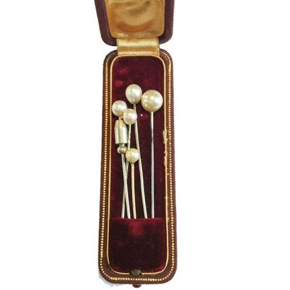 A set of 4 18K (750) gold tie pins with cultured...
