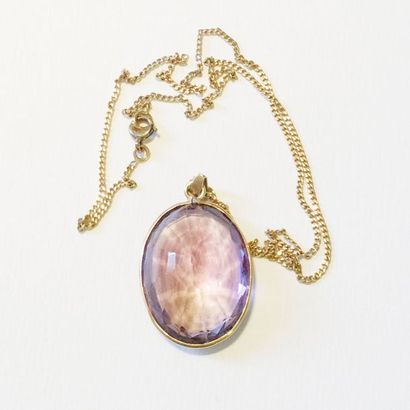 null Necklace in 18K (750) yellow gold holding an oval pendant set with an amethyst.
L_39cm...