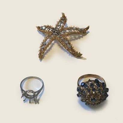 Set in 18K (750) gold including a star-shaped...