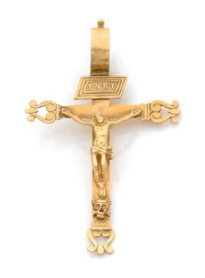 null CROIX-PENDENTIF en or jaune 18k (750) ciselé et appliqué d'un Christ en ronde-bosse.
Travail...
