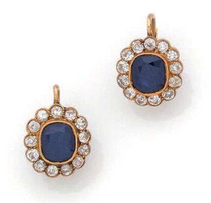 null Pair of 18k (750) yellow gold DORMEUSES, each adorned with a cushion-cut sapphire...
