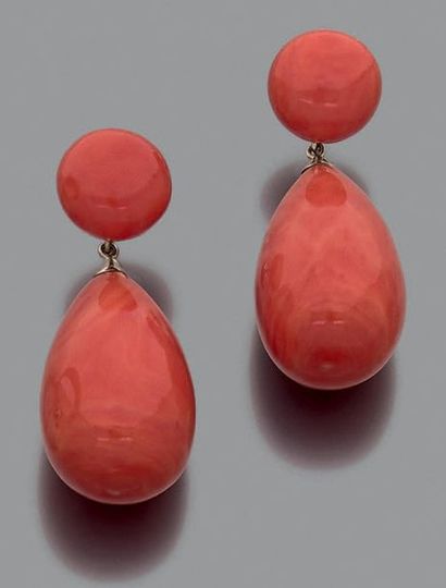 null PAIRE DE PENDANTS D'OREILLE en or gris 18k (750) formés d'une pastille de corail...