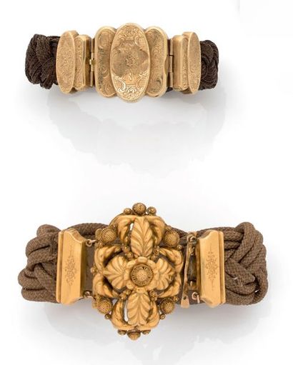 null LOT DE DEUX BRACELETS en or jaune 18k (750) et cheveux tressés, le fermoir ciselé...