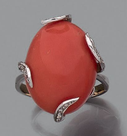 null BAGUE en or gris 18k (750) ornée d'un cabochon de corail enserré de quatre griffes...