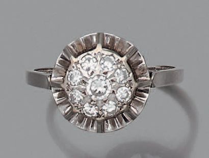 null BAGUE en or gris 18k (750) centrée d'un motif circulaire pavé de diamants de...