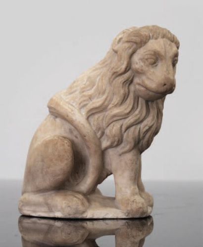 null LION ASSIS en marbre sculpté en ronde-bosse, élément de gisant. L'animal est...