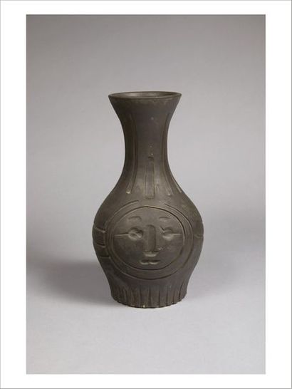 Pablo Picasso (1881-1973) Vase au visage gravé noir, 24 décembre 1953. Argile en...