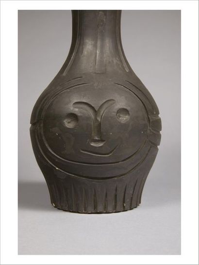 Pablo Picasso (1881-1973) 
Vase au visage gravé noir, 24 décembre 1953.
Argile en...