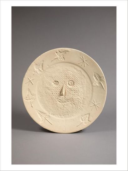 Pablo Picasso (1881-1973) 
Plat visage aux feuilles, 1956
Plat en céramique blanche...