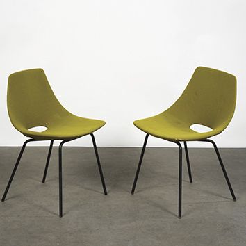 Pierre GUARICHE (1926-1995) 
Paire de chaises modèle «Tonneau»
Tissu vert et métal...