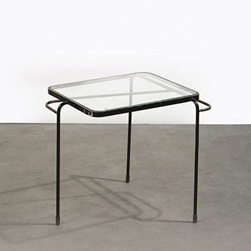Mathieu MATÉGOT (1910-2001) 
Table gigogne tripode
Métal laqué noir, verre et laiton
Édition...